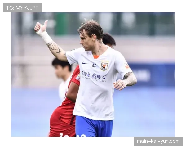 关键时刻:补时阶段,克莱蒙门将冲出禁区充当清道夫,其球队当时阵型实为2-4-4 关键时刻:补时阶段,克莱蒙门将冲出禁区充当清道夫,其球队当时阵型实为2-4-4